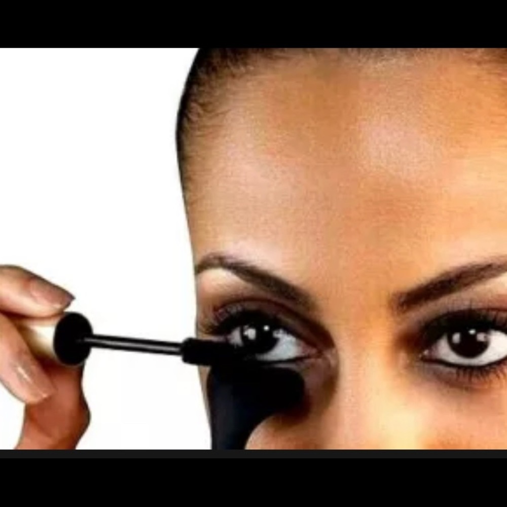 FREE WITH ANY PURCHASE 🔥
NEW mascara guard in original box.